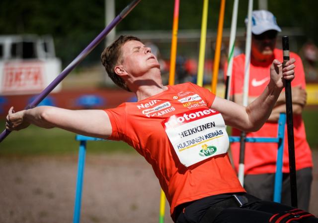Marjaana Heikkinen avasi kotimaan kauden heittämällä heti 19 metrin tuntumaan Kultainen keihäs kisassa Vantaalla.