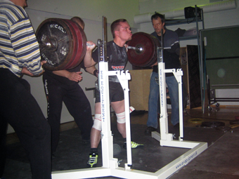 Arto Kettunen ja jalkakyykyn uusi SE 215 kg